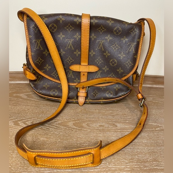 LOUIS VUITTON Saumur 35 Monogram Messenger Shoulder Bag - Picture 6 of 12